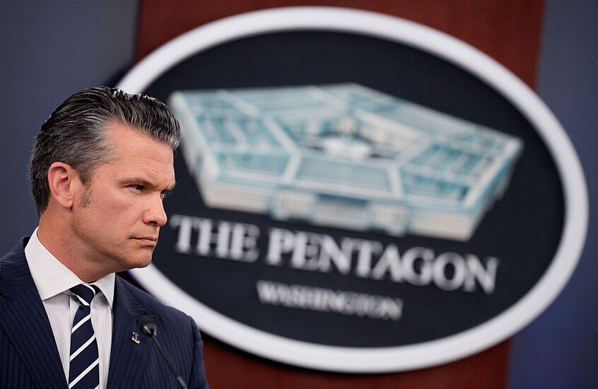 "الغارديان": أزمتان تهددان وزير الحرب الأمريكي "المتهور"