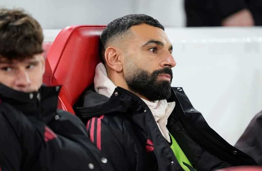 "ميكي ماوس أفضل منه".. جماهير ليفربول تهاجم سلوت وتنتفض دعما لمحمد صلاح (صور)