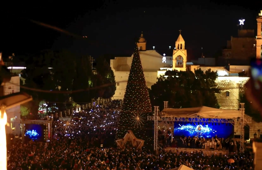 بعد توقف دام عامين.. بيت لحم تحتفل بإضاءة شجرة عيد الميلاد