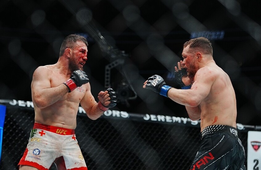 المقاتل الروسي بيتر يان يستعيد لقب بطل (UFC) في نزال "دموي".. فيديو