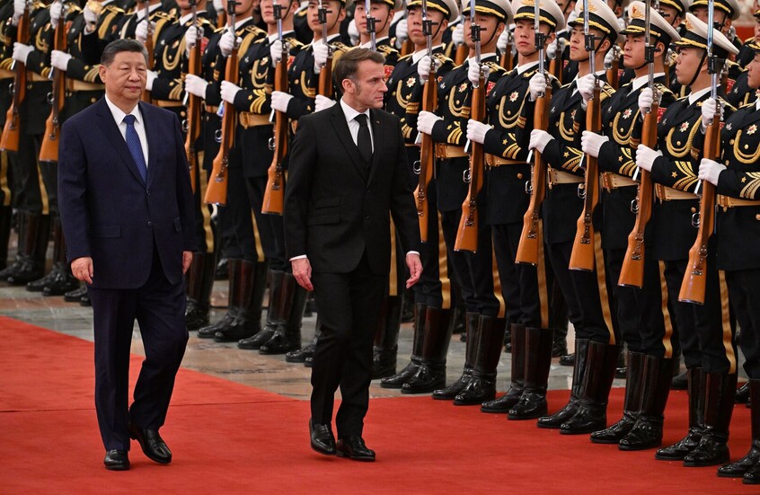 على خطى ترامب.. ماكرون يهدد الصين بفرض رسوم جمركية