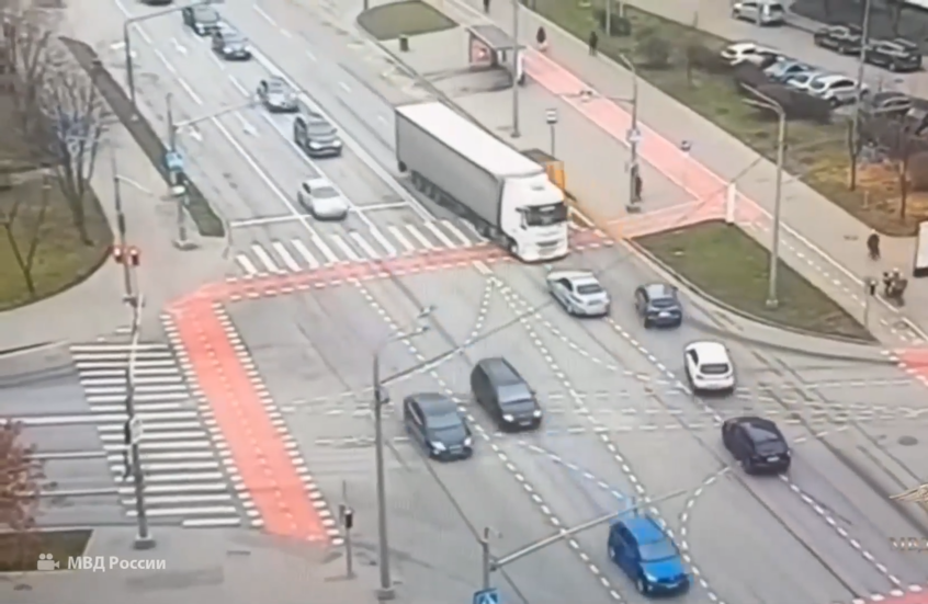 موسكو.. شرطي يمنع حادثا مروريا بإيقاف شاحنة فاقدة للسيطرة