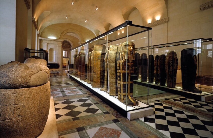 فضيحة في متحف اللوفر.. تسرب مياه يغرق مكتبة الآثار المصرية