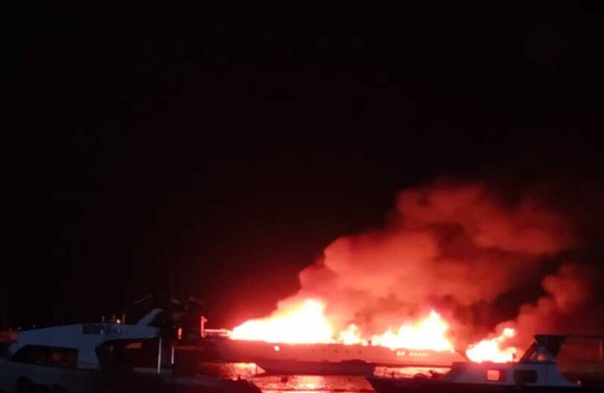 مصر.. حريق مروع لمركب سياحي بالغردقة