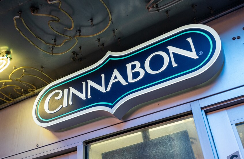 إقالة موظفة في شركة "سينابون" الأمريكية بسبب عنصريتها ضد العملاء (فيديو)