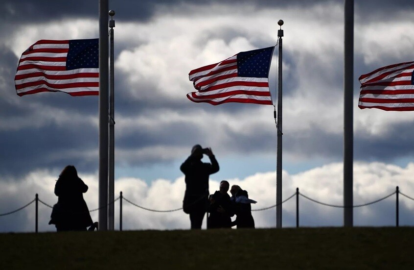 مستشار ترامب السابق: رفع العقوبات وتوسيع العلاقات مع روسيا سيكون لصالح البلدين