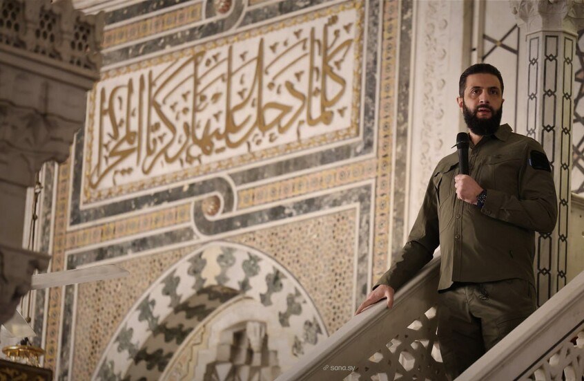 سوريا.. لباس الشرع في "عيد التحرير" يثير السوشيال ميديا (فيديو)