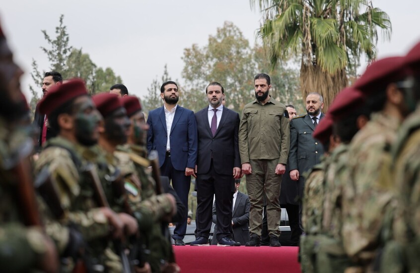 من المزة إلى الأمويين.. الشرع وآلاف السوريين يواكبون العرض العسكري في عيد التحرير (فيديو)