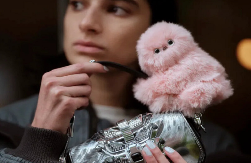 "لابوبو" الجديد؟!.. "رفيق لطيف" للحقائب يثير الدهشة بحركاته