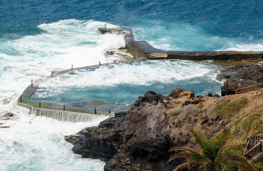 إسبانيا.. مصرع 4 أشخاص إثر موجة عاتية ضربت مسبحا طبيعيا (فيديو)