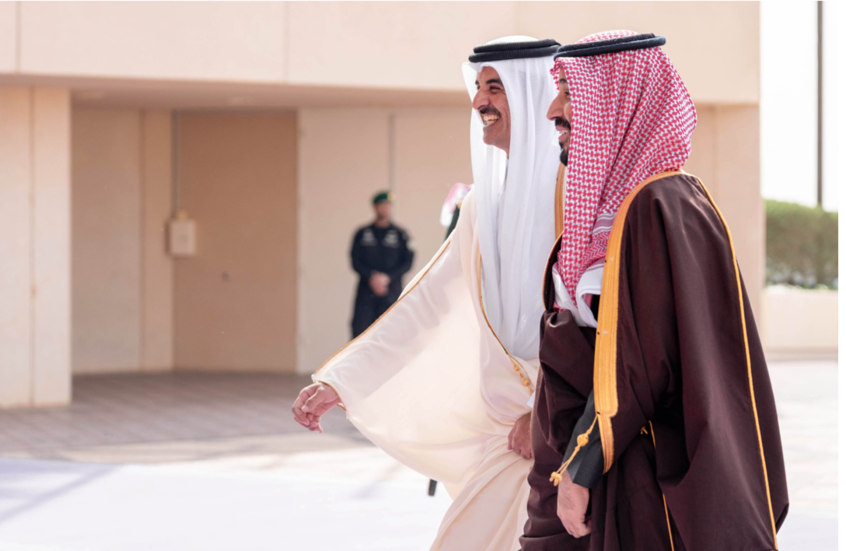 حفاوة استقبال الأمير محمد بن سلمان للشيخ تميم بن حمد تثير تفاعلا واسعا (فيديو + صور)