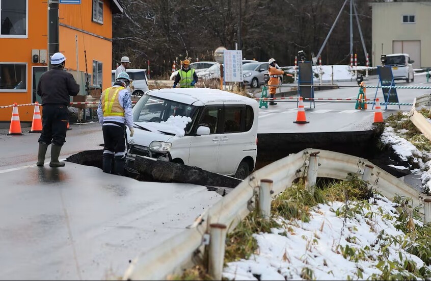 اليابان.. إصابة 30 شخصا إثر زلزال بقوة 7.5 درجات وموجات تسونامي (فيديو)