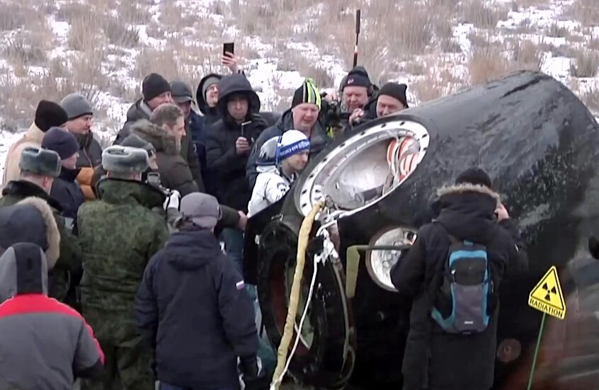 مركبة "سويوز إم إس-27" تعود إلى الأرض مع رائدين روسيين ورائد أمريكي (صور+فيديو)