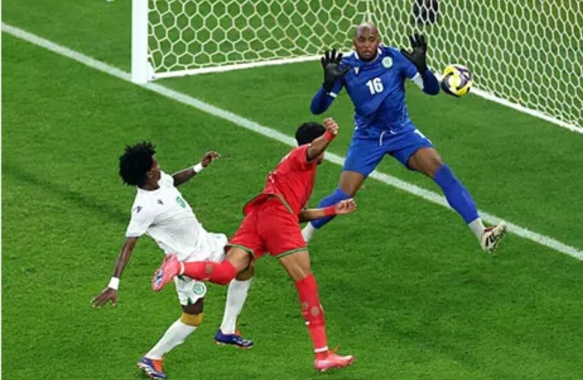 خطأ كارثي لحارس جزر القمر يمنح عُمان هدفا غريبا في كأس العرب 2025 (فيديو)