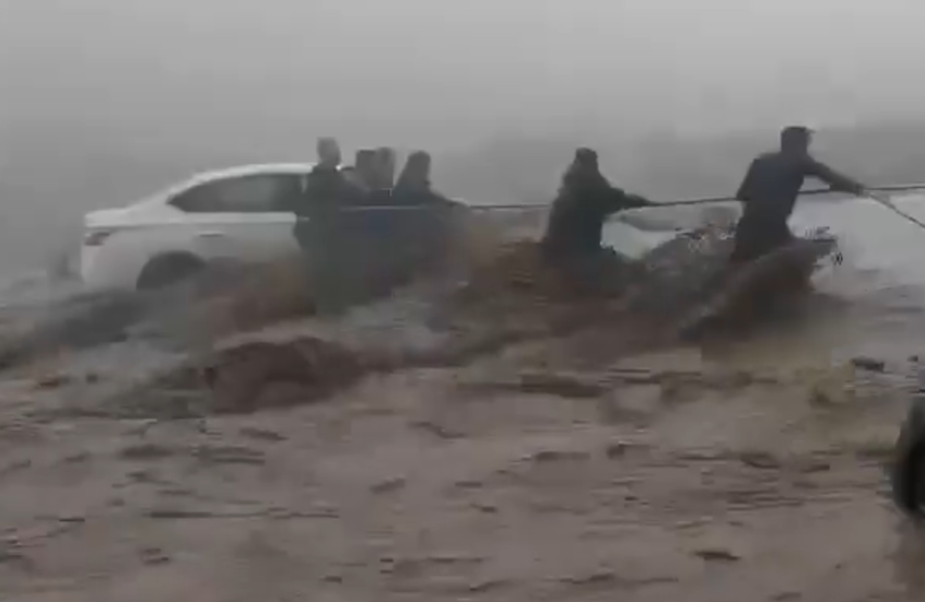 سيول غزيرة تجتاح العراق.. وهيئة الأنواء الجوية تحذر (فيديو)