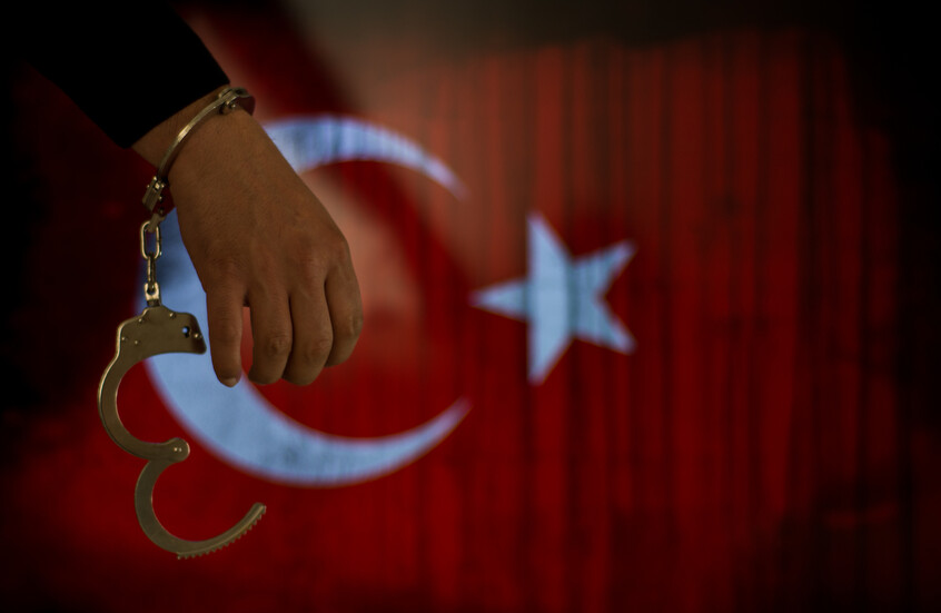 السلطات التركية تعتقل  أحد أبرز الوجوه الإعلامية في البلاد مع آخرين للتحقيق في "قضية مخدرات"