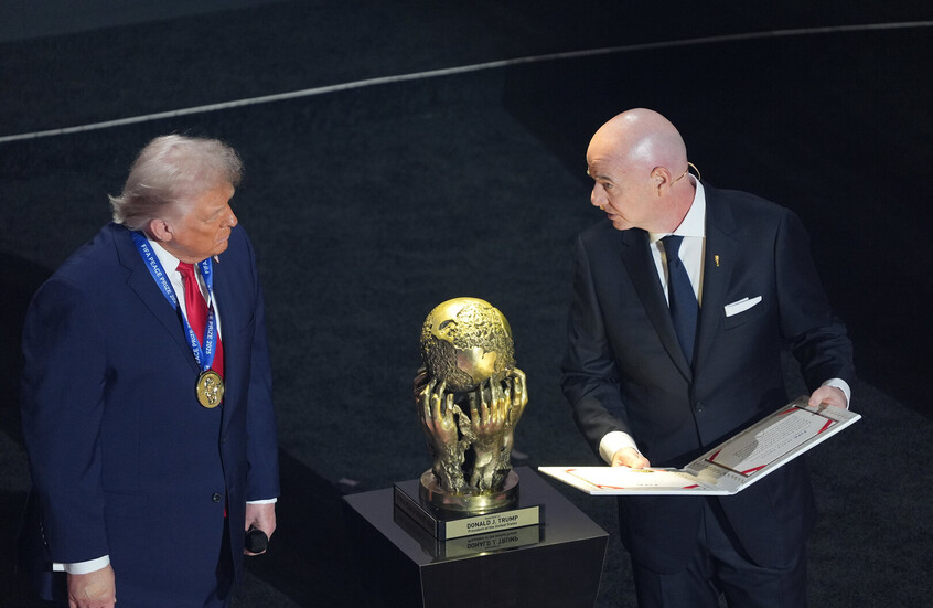 منح ترامب "جائزة فيفا للسلام" يثير اتهامات ضد إنفانتينو