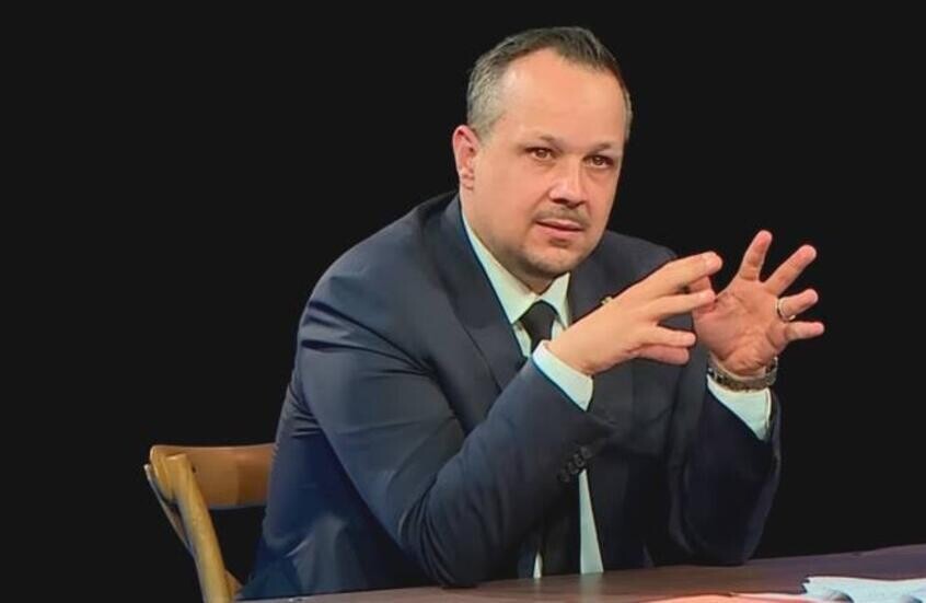 بعد ليلة من توقيفه.. الشرطة الفرنسية تفرج عن صحفي جزائري