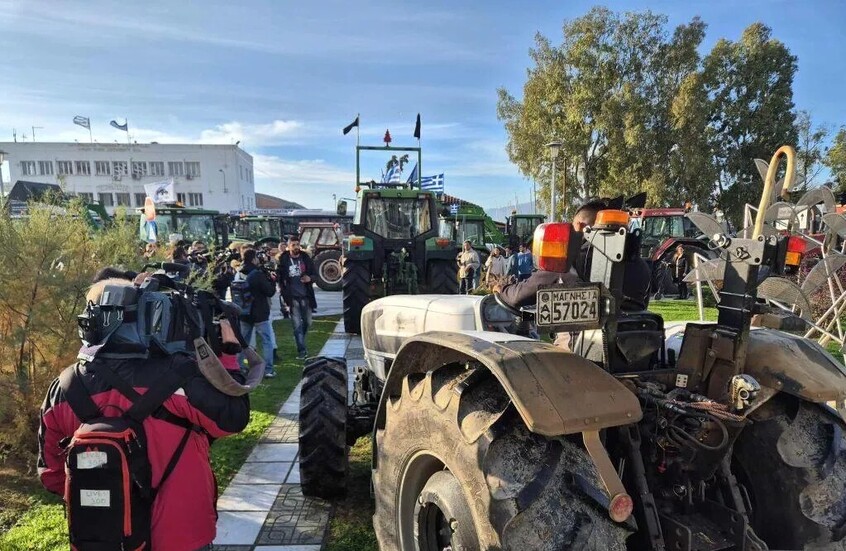 اليونان: المزارعون والصياديون يحاصرون ميناء فولوس من اليابسة والبحر