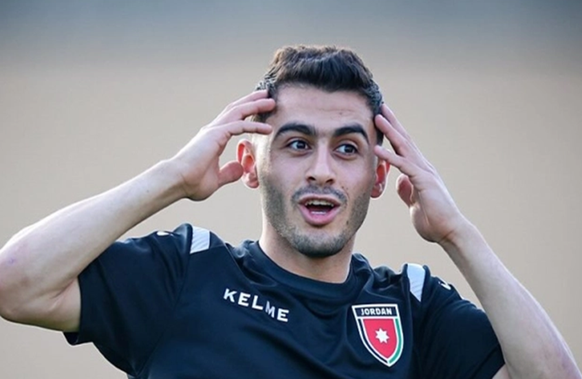 "إلى الأمام".. نجم منتخب الأردن "شرارة" يقلد المدرب المغربي جمال السلامي بطريقة طريفة (فيديو)