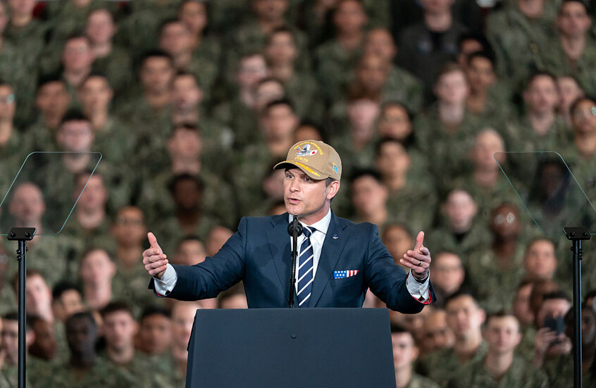 هيغسيث يتباهى بصورة له خلال الغزو الأمريكي للعراق