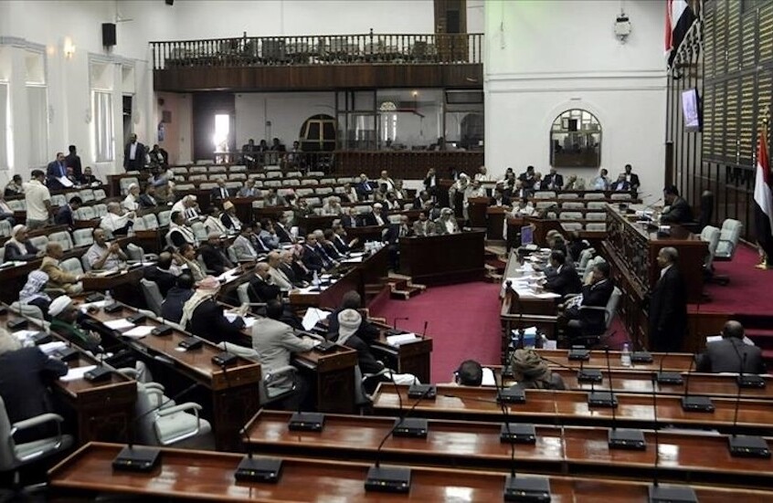 البرلمان اليمني يطالب بإلغاء فوري لإجراءات المجلس الانتقالي العسكرية بالمحافظات الشرقية