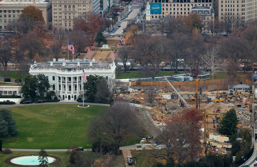 بالصور.. أعمال البناء في قاعة الرقص الفاخرة في البيت الأبيض