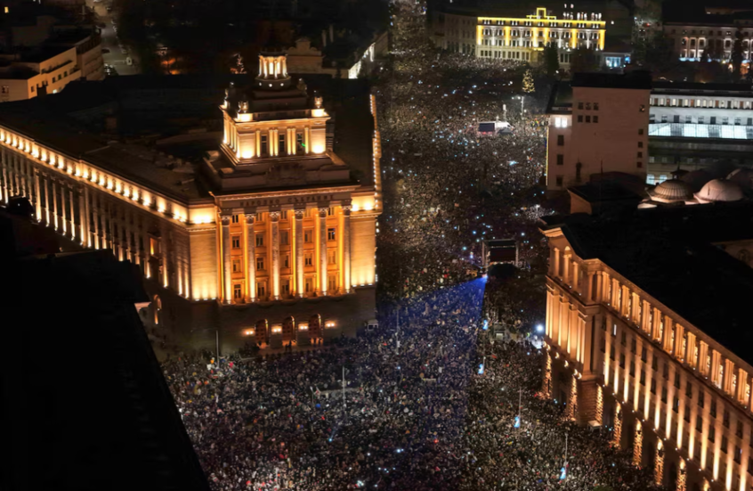 الآلاف يحاصرون البرلمان البلغاري احتجاجا على موازنة 2026 وسياسات الحكومة