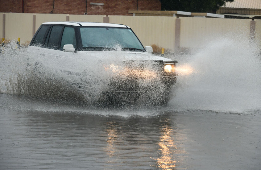 أعلنت وزارة التربية الكويتية تعطيل الدراسة اليوم الخميس في جميع مدارس البلاد بجميع مراحلها، وذلك بعد الاطلاع على تقارير إدارة الأرصاد الجوية بشأن توقعات الحالة المطرية.
وأكدت الوزارة في بيانها أن القرار يشمل جميع المدارس الحكومية بجميع مراحلها، إضافة إلى المدارس الخاصة بمختلف أنظمتها العربية والأجنبية ومدارس التعليم الديني والتربية الخاصة، مشيرة إلى أنه يأتي في إطار الإجراءات الاحترازية للتعامل مع الظروف الجوية المتوقعة.

وأوضحت الوزارة أنه سيتم تأجيل الاختبارات العملية المقررة الخميس، على أن تتولى الإدارات المدرسية تحديد مواعيد بديلة تراعي مصلحة الطلبة وتضمن استمرار العملية التعليمية دون تأثير.