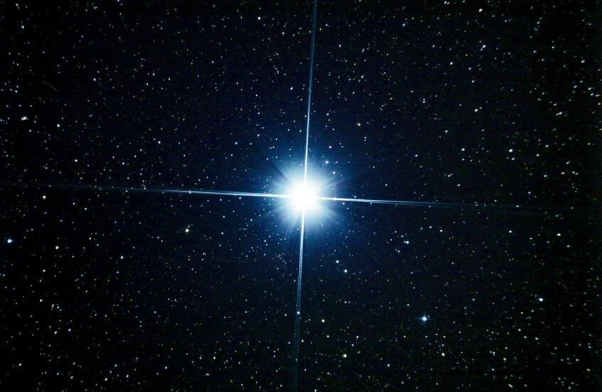 رقصة كونية تنتهي بانفجار تاريخي يُرى من الأرض في وضح النهار