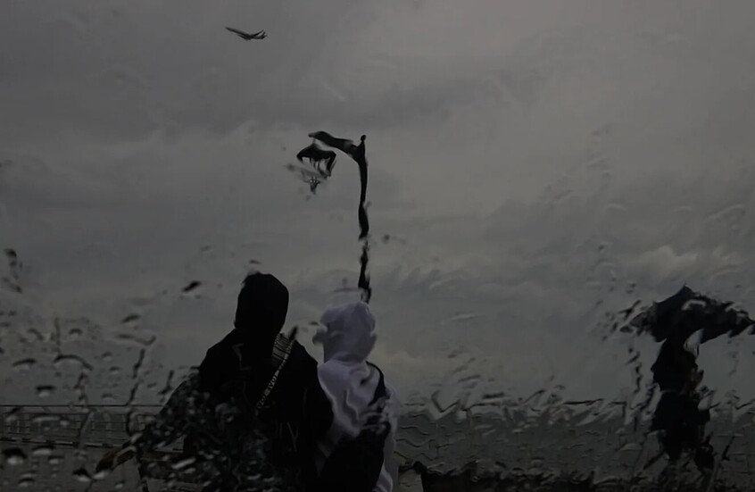 مصر تعلن عن اتجاه العاصفة "بايرون" نحو بلاد الشام
كشف الدكتور محمود القياتي، عضو المركز الإعلامي بهيئة الأرصاد الجوية، عن حقيقة تأثير العاصفة "بايرون" على الأحوال الجوية في مصر.
وأوضح القياتي، في تصريحات خاصة لموقع "مصراوي"، أن العاصفة "بايرون" كانت في أصلها منخفضا جويا تشكل فوق اليونان وقبرص، قبل أن يبدأ في التحرك تدريجيا نحو بلاد الشام.

وأضاف أن قوة المنخفض بدأت تتراجع مع انتقاله شرقًا، ليتحوّل إلى منخفض جوي متعمق يؤثر على سوريا ولبنان والأردن، حيث يتسبب في أمطار غزيرة ورعدية، ونشاط كبير في سرعات الرياح — دون أن تصل إلى حدّ العاصفة. ولفت إلى أن الطبيعة الجبلية لتلك المناطق تزيد من احتمالات تكوّن السيول.

وأشار إلى أن السحب الرعدية المصاحبة للمنخفض عادةً ما تنتج هبات رياح هابطة قوية، ما يؤدي إلى انخفاض ملحوظ في درجات الحرارة ونشاط مفاجئ في حركة الرياح.

وبشأن التأثير على مصر، أكد الدكتور القياتي أن البلاد تتأثر فقط بأطراف المنخفض في طبقات الجو العليا، ما ينتج عنه:

فرص أمطار متفاوتة الشدة على مناطق من السواحل الشمالية والوجه البحري،
بينما تكون فرص الأمطار على القاهرة الكبرى خفيفة وعشوائية.
وأوضح أن المنخفض يفقد جزءًا كبيرًا من قوته كلما اقترب من اليابسة، إذ يظل في أقصى حالات تعمقه أثناء وجوده فوق البحر، لكنه يضعف تدريجيًا مع دخوله المناطق البرية، ما يقلل من تأثيره على الأراضي المصرية.

من جانبها قالت صحيفة "يديعوت أحرونوت" الإسرائيلية إن عمليات البحث تستمر في قبرص عن يخت إسرائيلي اختفى بعد انقطاع الاتصال به قبالة سواحل بافوس، وعلى متنه أربعة أشخاص، من بينهم ثلاثة من قرية شبلي البدوية في الجليل الأسفل وواحد من منطقة الكرمل.

وأضافت الصحيفة أن المحامي يوسف شعبان، المتخصص في القضايا الدولية، أكد أن عائلات الركاب تواصلت معه فور فقدان الاتصال، وفوراً نسّق مع السلطات القبرصية التي أطلقت عملية بحث واسعة، لكن دون العثور على اليخت حتى اللحظة.

وأشارت الصحيفة إلى أن التقديرات ترجّح أن اليخت غيّر مساره بسبب العاصفة "بايرون" التي ضربت المنطقة، وقد يكون اتجه باتجاه الحدود المصرية أو اللبنانية.

المصدر: مصراوي