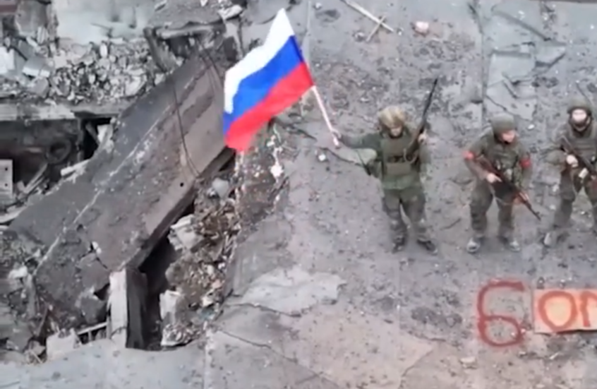 القوات الروسية ترفع العلم الوطني فوق مدينة سيفيرسك المحررة
