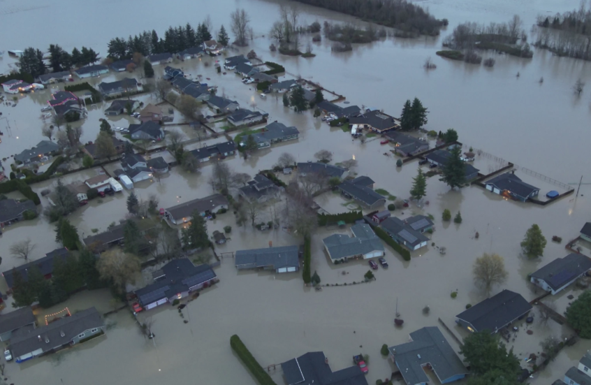 فيضانات نهر سكاجيت في واشنطن تصل مستويات قياسية وتجبر عشرات الآلاف على الإخلاء