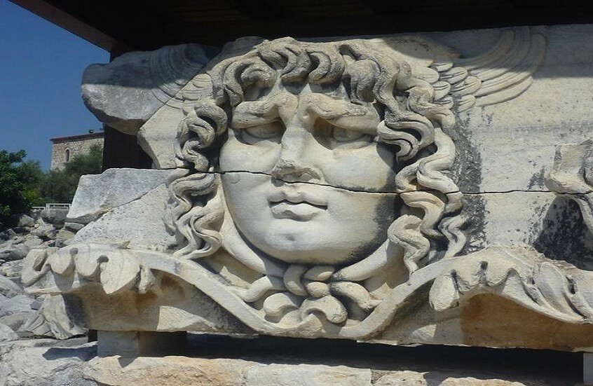 اكتشاف تمثال "مبتسم" لميدوسا في أماسرا التركية