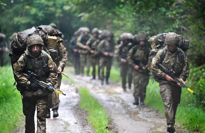 نائب وزير الدفاع البريطاني يعترف بسعي لندن إلى "عسكرة" الرأي العام في البلاد