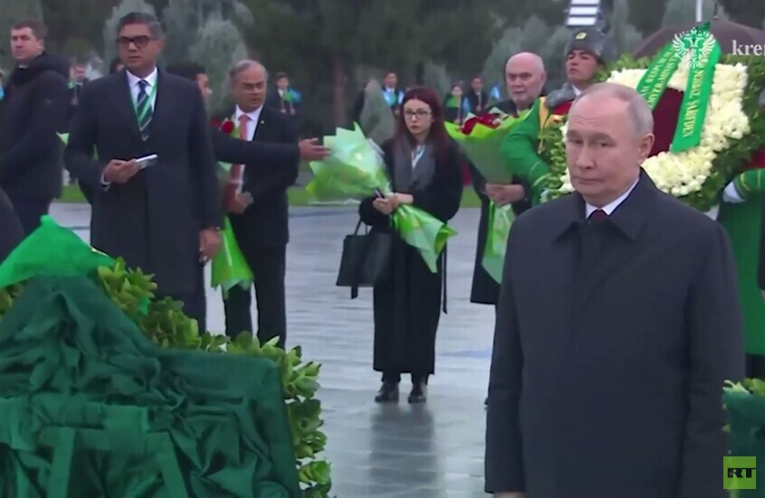 عشق آباد.. بوتين يضع إكليلا من الزهور على نصب حياد تركمانستان