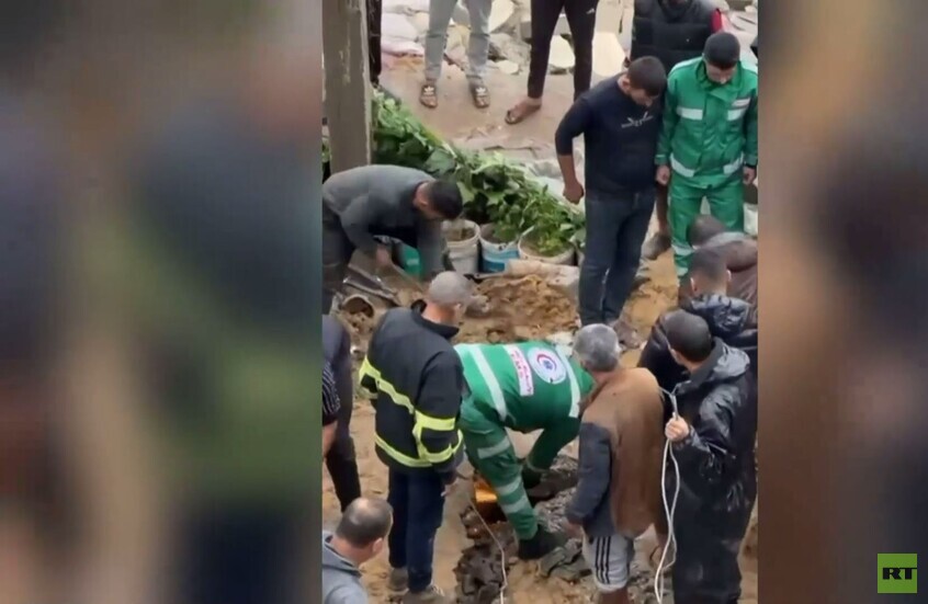 قطاع غزة.. مواطنون يعملون على إنقاذ المحاصرين تحت الأنقاض بعد انهيار منزل فوق رؤوس ساكنيه