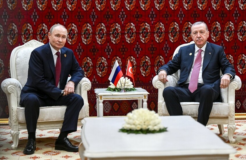 بوتين يعقد اجتماعا مطولا مع أردوغان في عشق آباد.. ورئيس وزراء باكستان ينضم إليهما! (صور)