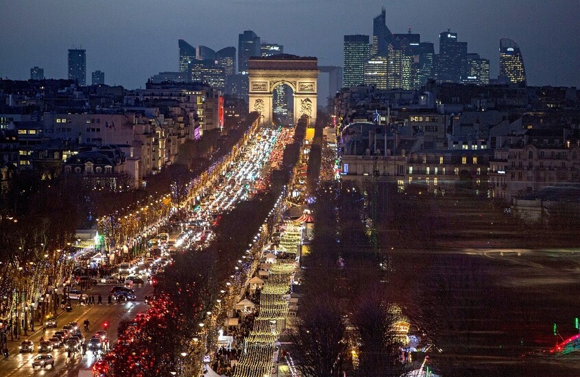 نشطاء منظمة "غرينبيس" يسكبون الطلاء حول قوس النصر في باريس