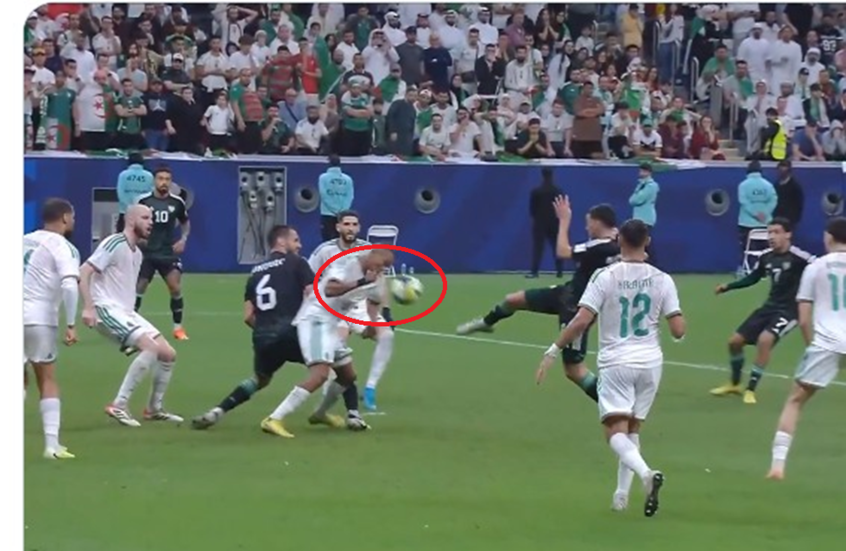 لقطة تحكيمية مثيرة للجدل.. هل استحق منتخب الإمارات ركلة جزاء في الثواني الأخيرة من مواجهة الجزائر؟