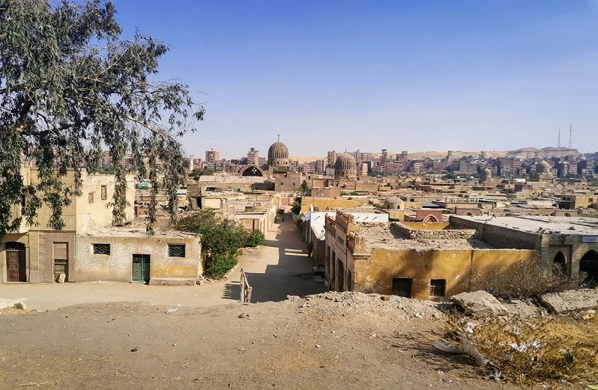 لغز يغضب أهالي قرية مصرية.. العثور على مقبرة مفتوحة بعد ساعات من الدفن