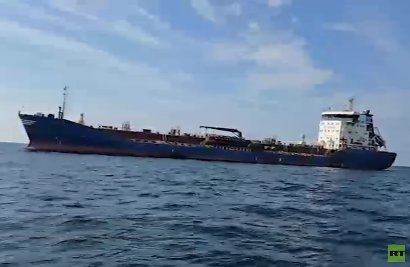 إيران تصادر ناقلة نفط أجنبية على متنها 6 ملايين لتر من الديزل المهرب في بحر سلطنة عُمان (فيديو)