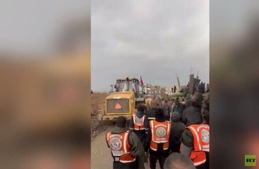 قطاع غزة.. عملية إنقاذ طفل وانتشال خمسة أشخاص بعد انهيار سقف المنزل