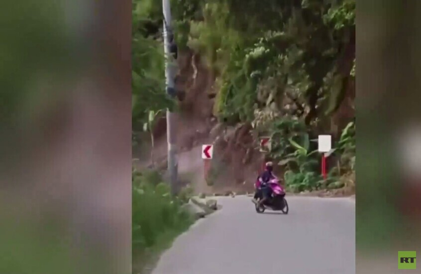 الفلبين.. نجاة عدد من سائقي الدراجات النارية من انهيار أرضي