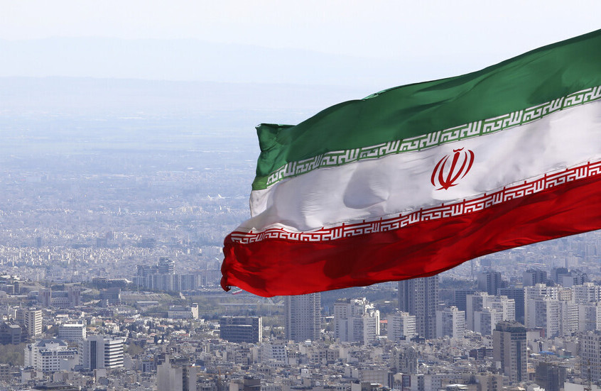 امرأة إيرانية قتلت زوجها تنجو من حبل المشنقة بعد تدخل عشائري