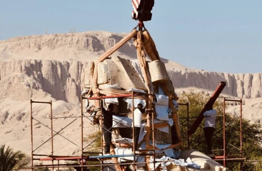 مصر تكشف عن تمثال نادر عملاق دفن 3000 عام تحت الرمال