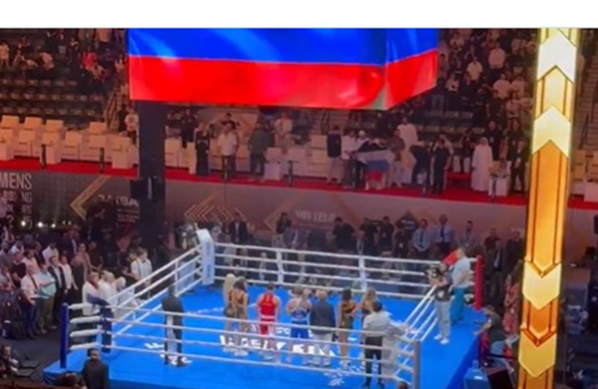فيديو.. رفرفة العلم الروسي وعزف النشيد الوطني في تتويج شومكوف بذهبية بطولة العالم بدبي
