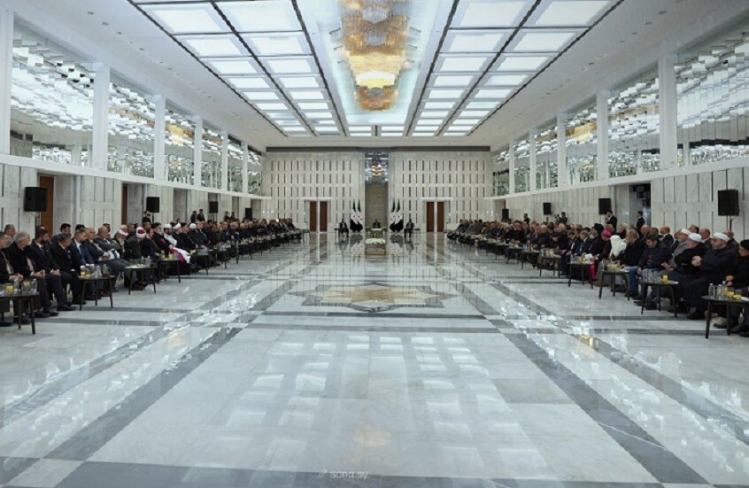 لقاء غير مسبوق بين الشرع ووجهاء وأعيان محافظتي اللاذقية وطرطوس.. ماذا دار فيه؟