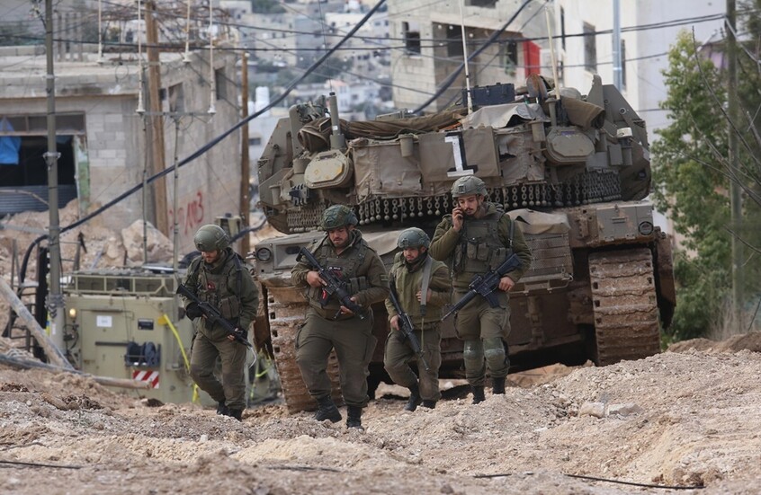 الجيش الإسرائيلي يقتل فلسطينيا بزعم محاولة تنفيذ عملية طعن قرب الخليل (فيديوهات)