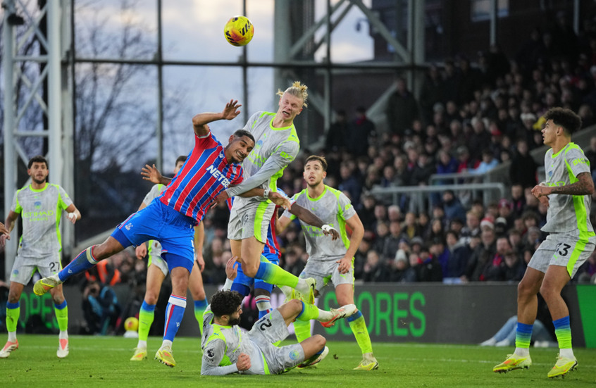 مانشستر سيتي يواصل مطاردة أرسنال في الدوري الإنجليزي بفوز عريض على كريستال بالاس
